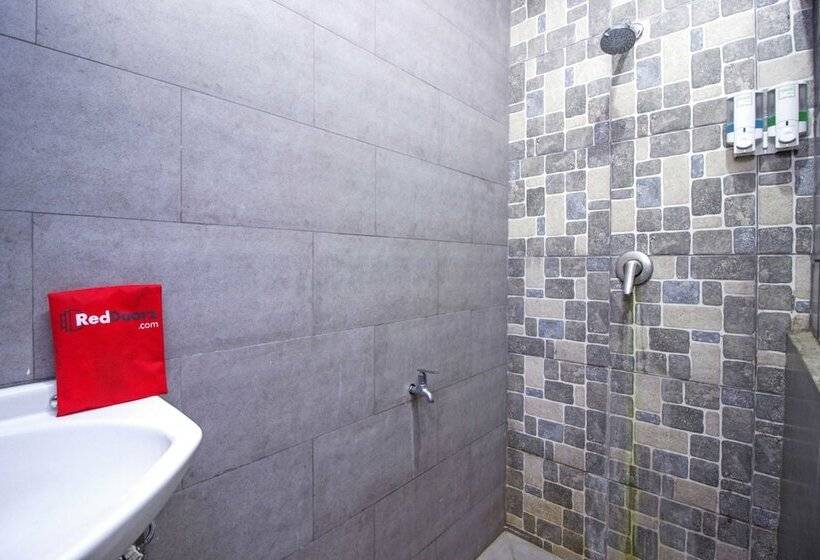 Fotos del hotel Reddoorz Plus Near Rs Hasan Sadikin:  7