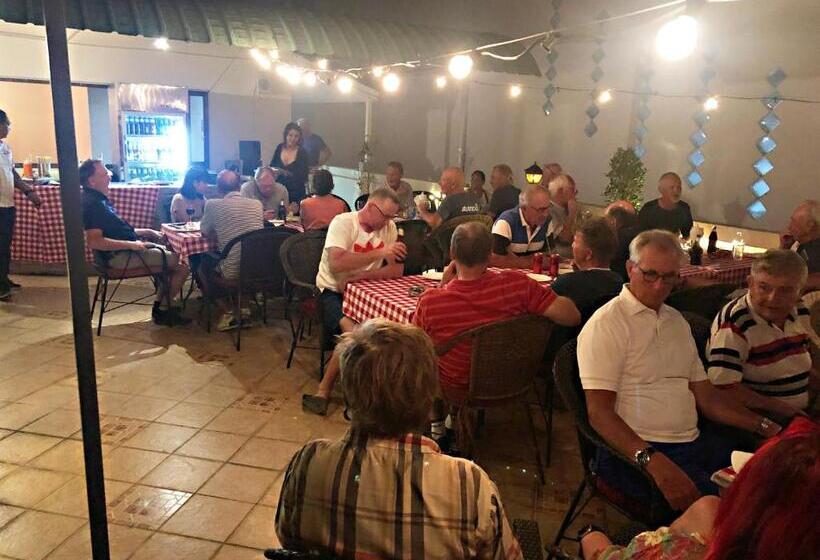 Zip Lounge & Apartments