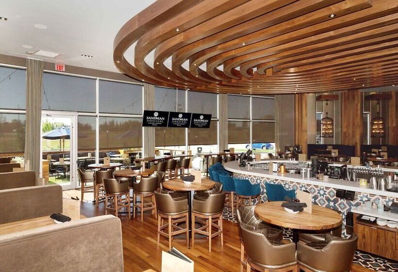 Fotos del hotel Sandman Signature Calgary Airport:  15