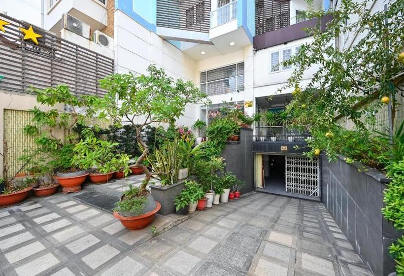 Reddoorz Plus Near Hoang Van Thu Park