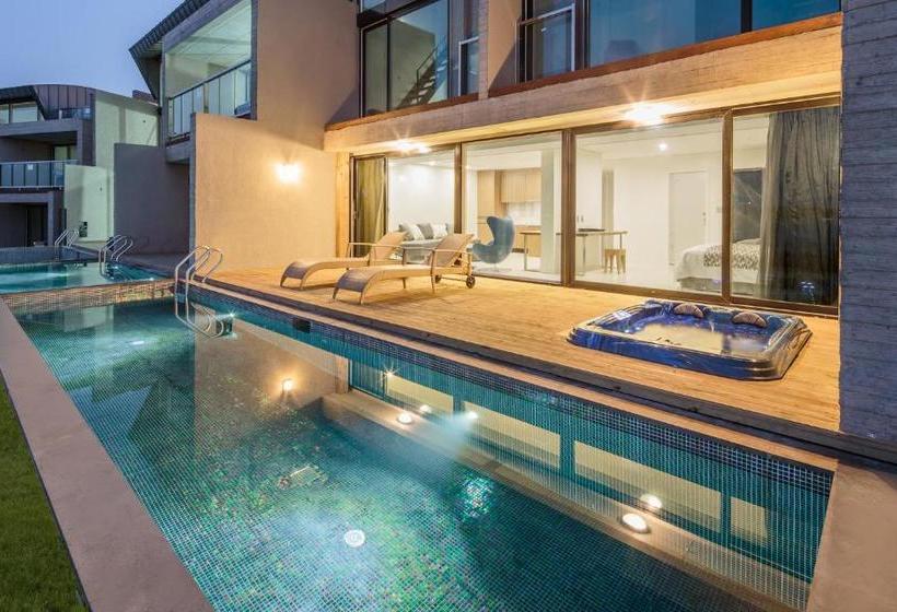 The Cloud Pool And Spa