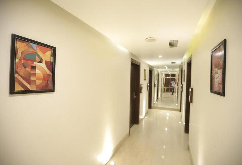 Fotos del hotel Oyo Premium Naraina 2:  5