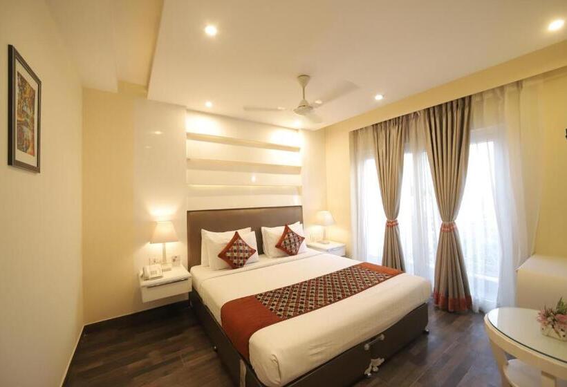 Fotos del hotel Oyo Premium Naraina 2:  18