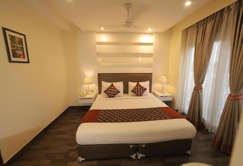 Fotos del hotel Oyo Premium Naraina 2:  20