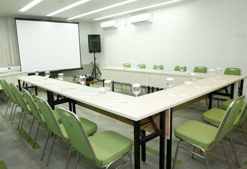 Fotos del hotel Maxonehotels At Dharmahusada  Surabaya:  13