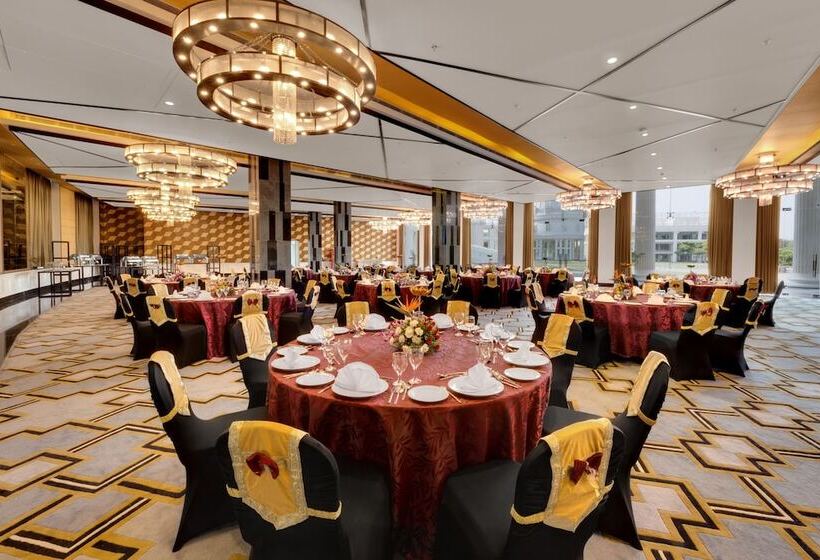 Fotos del hotel Amanora The Fern Hotels & Club:  6