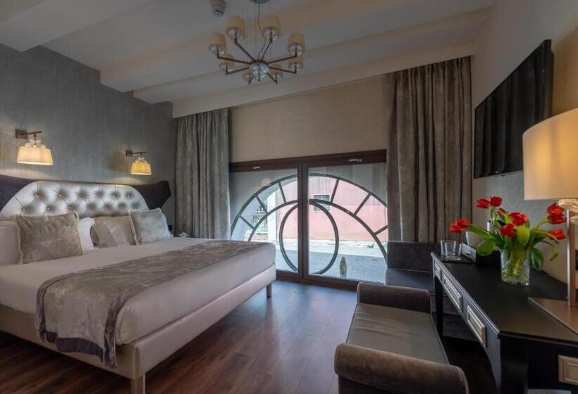 Palazzo Veneziano – Venice Collection