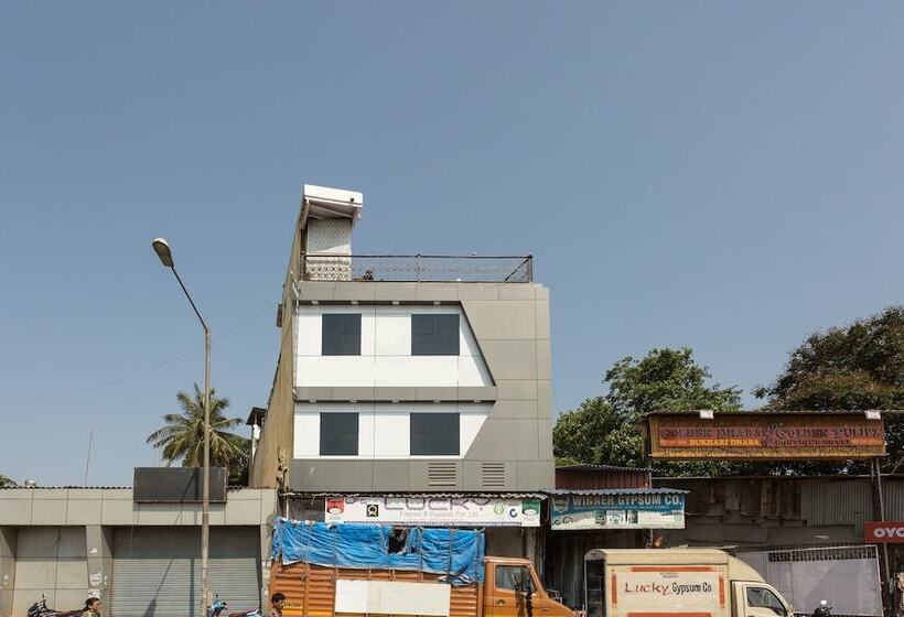 Oyo 7062 Amana Suites