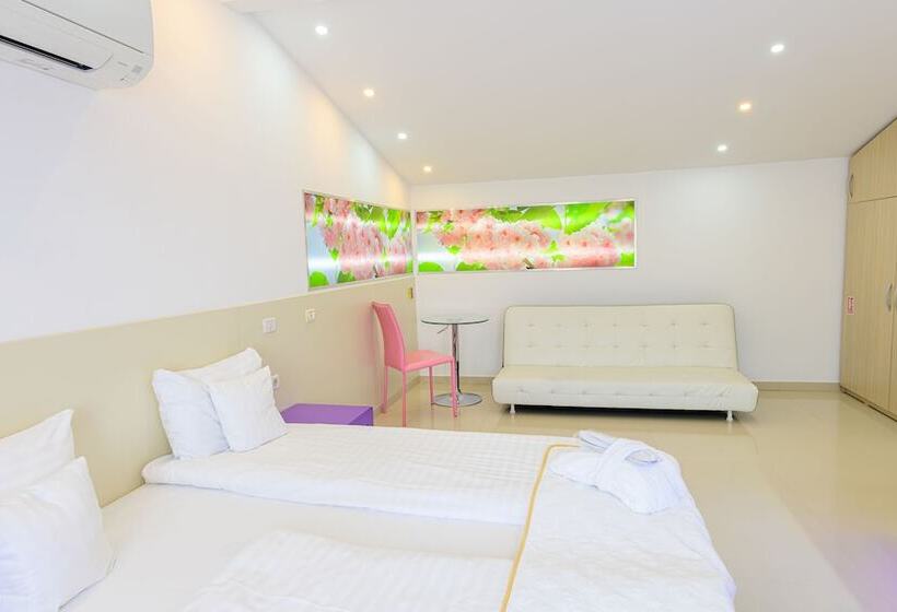 Fotos del hotel Christina Plus:  7