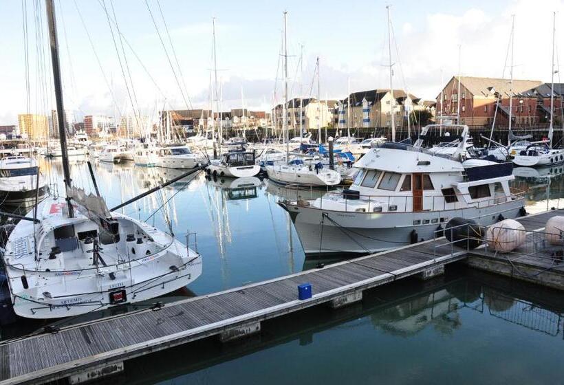 Fotos del hotel Room2 Southampton Hometel:  22