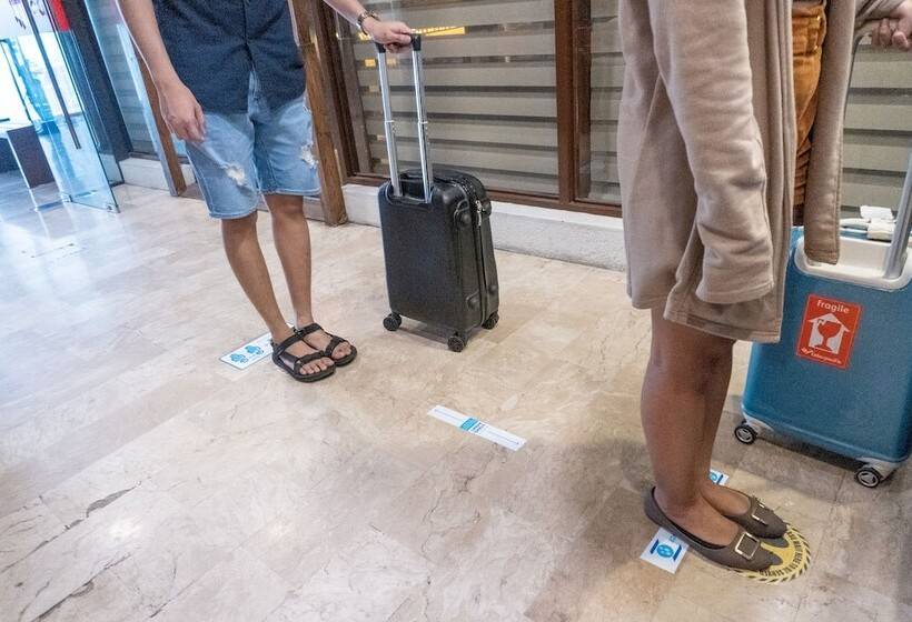 Reddoorz Premium Near Greenbelt Makati  Vaccinated Staff