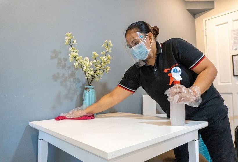 Fotos del hotel Reddoorz Premium Near Greenbelt Makati  Vaccinated Staff:  3