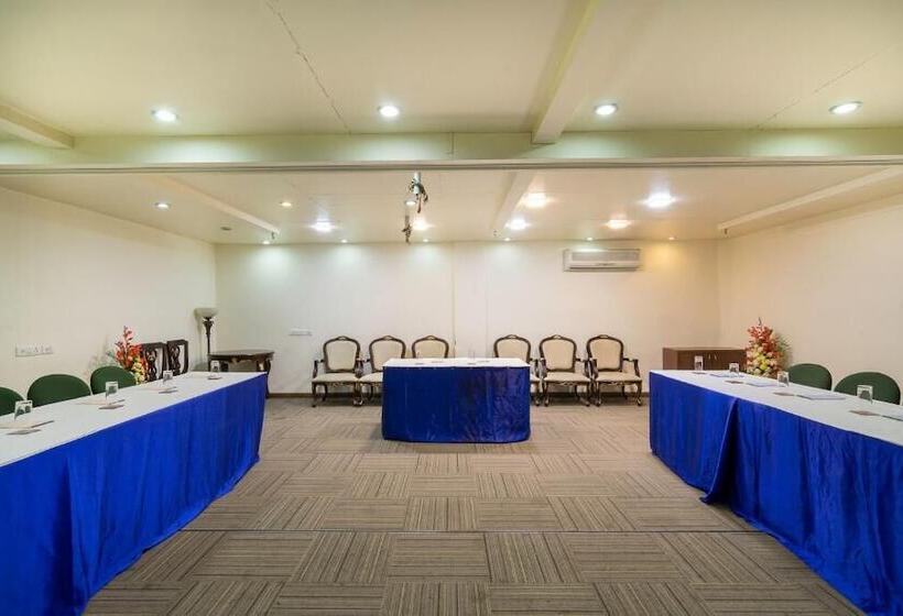 Fotos del hotel Treebo Tryst Royce New Friends Colony:  13