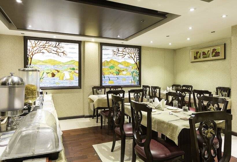 Fotos del hotel Treebo Tryst Royce New Friends Colony:  12