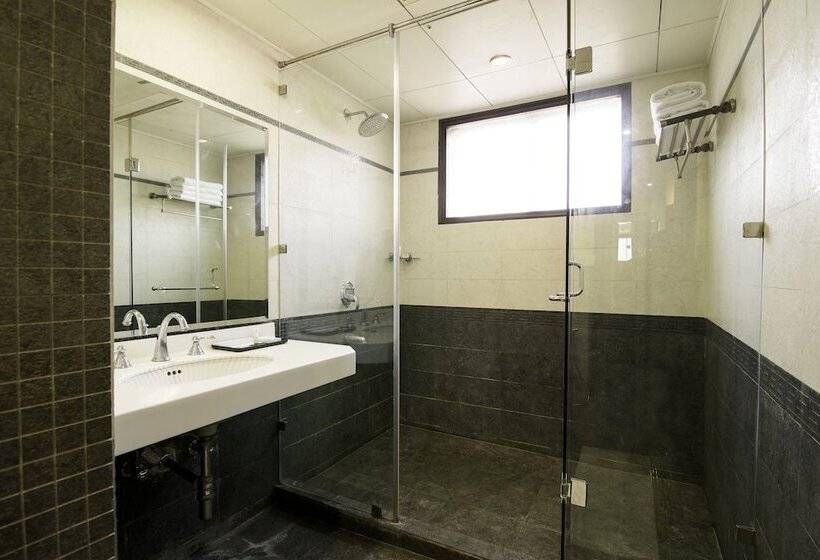 Fotos del hotel Treebo Tryst Royce New Friends Colony:  17