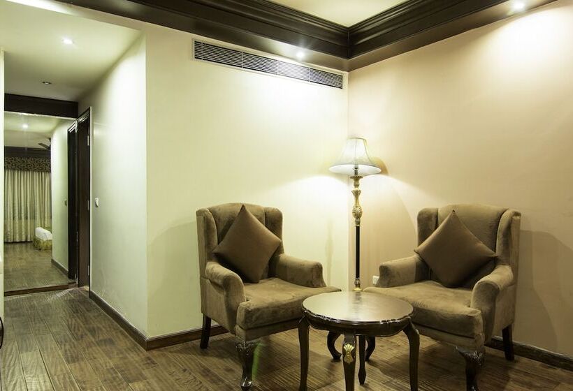 Fotos del hotel Treebo Tryst Royce New Friends Colony:  10