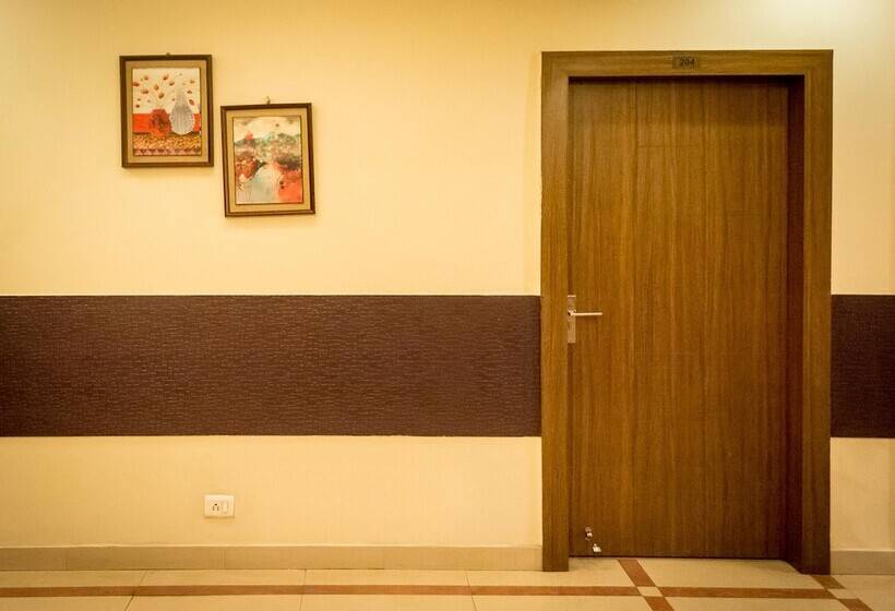 Fotos del hotel Mavens House Gurgaon Behind Google Building Nh 8:  2