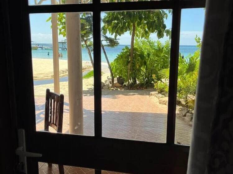 Fotos del hotel Fosters West Bay Resort:  10