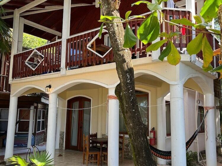 Fotos del hotel Fosters West Bay Resort:  7