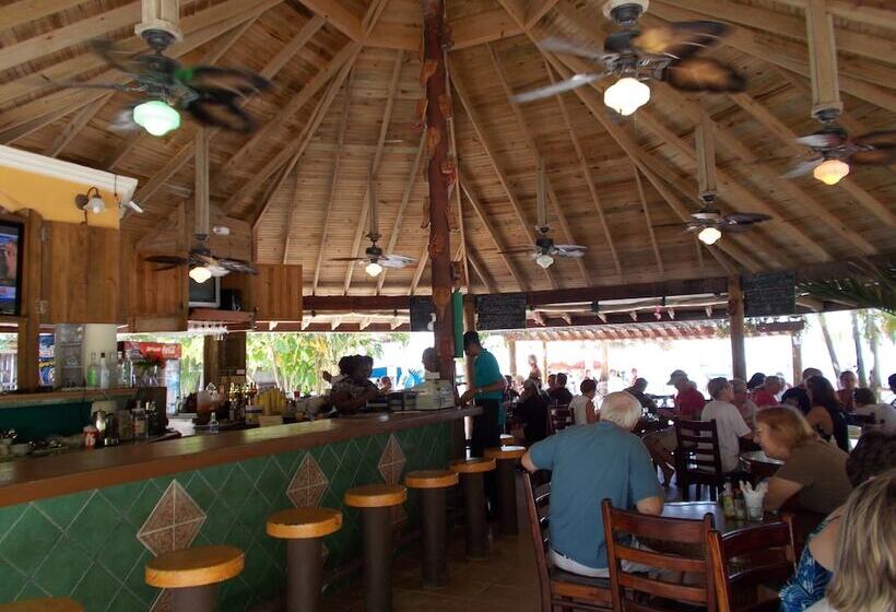 Fotos del hotel Fosters West Bay Resort:  2