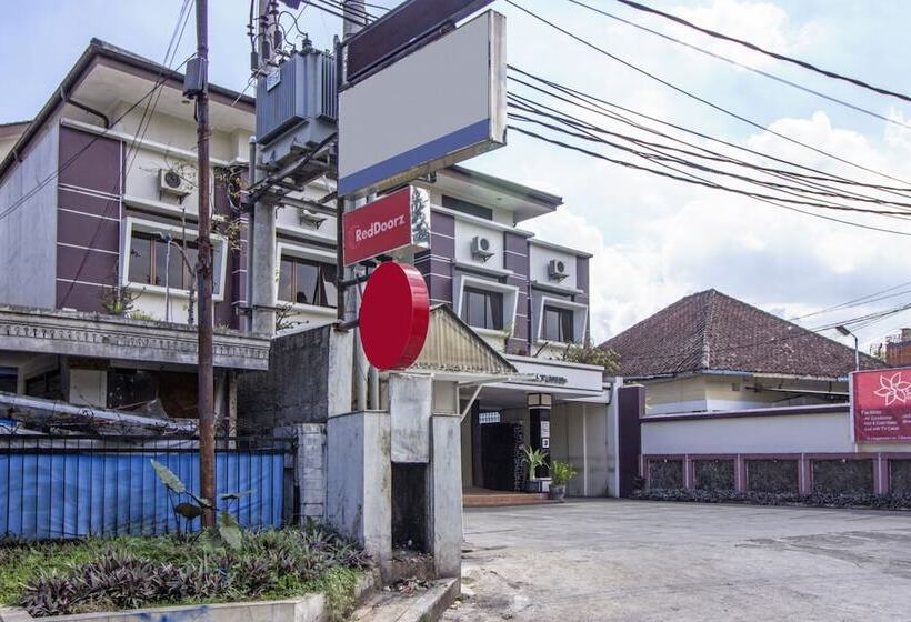 Fotos del hotel Reddoorz Plus @ Wastu Kencana:  8
