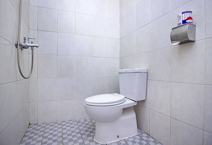 Fotos del hotel Reddoorz Plus @ Wastu Kencana:  11