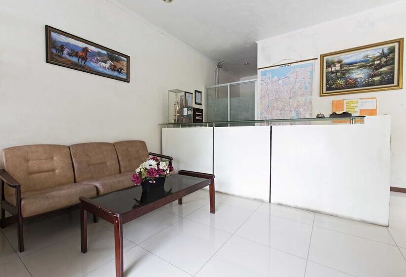 Fotos del hotel Reddoorz Near Gondangdia Station:  19