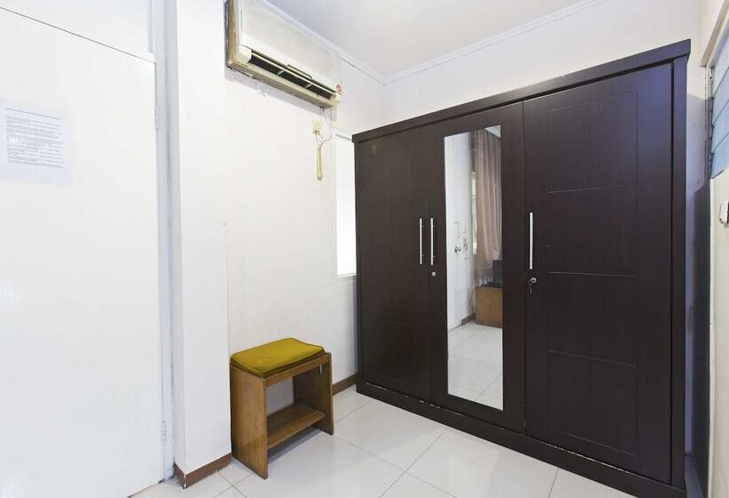 Fotos del hotel Reddoorz Near Gondangdia Station:  17