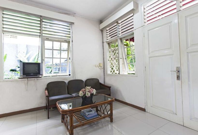 Fotos del hotel Reddoorz Near Gondangdia Station:  18