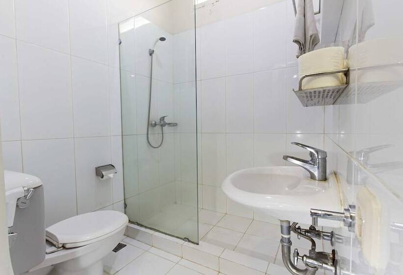 Fotos del hotel Reddoorz Near Gondangdia Station:  6