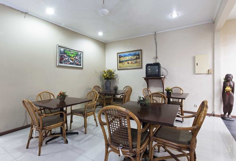 Fotos del hotel Reddoorz Near Gondangdia Station:  2