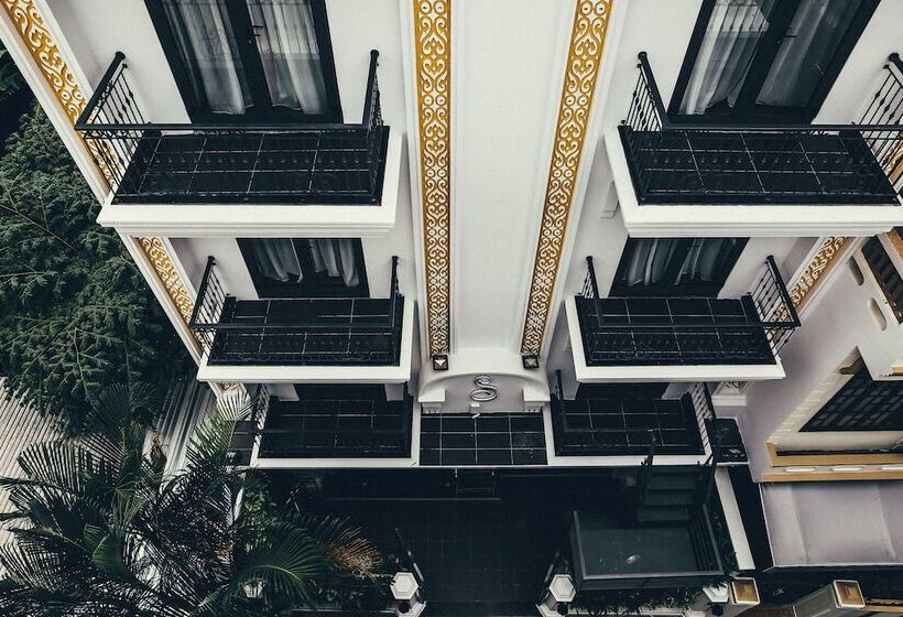 The Scarlett Boutique