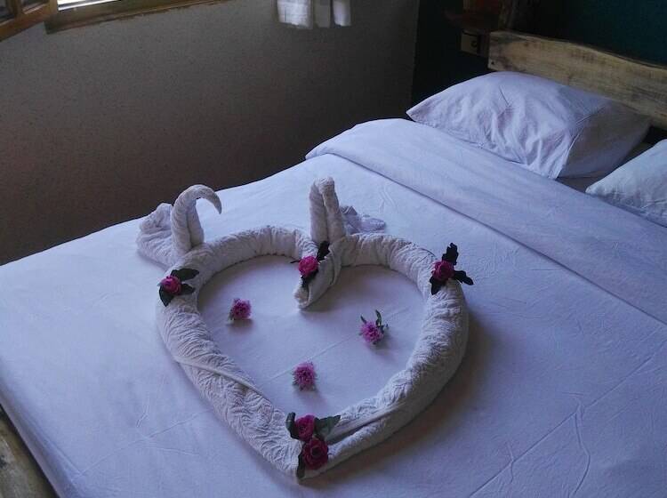 Fotos del hotel Wood House:  2