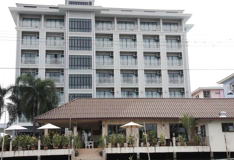 Golden Foyer Suvarnabhumi Airport