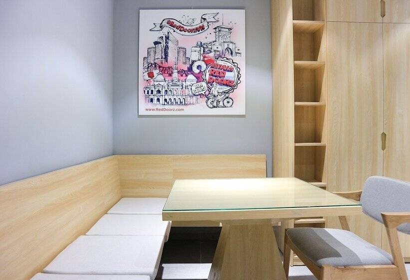 Fotos del hotel Reddoorz Plus @ Le Van Sy Street 2:  19