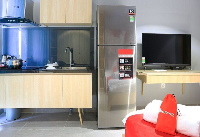 Fotos del hotel Reddoorz Plus @ Le Van Sy Street 2:  13