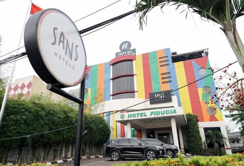 Fotos del hotel Sans Hotel Fiducia Serpong:  2