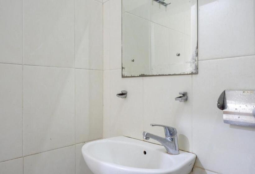 Fotos del hotel Reddoorz Plus @ Hotel Asih Uny:  2