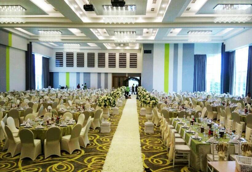 Fotos del hotel Maxones At Resort Makassar:  3