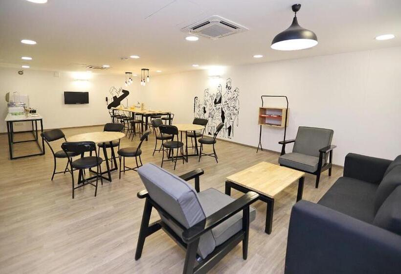 Fotos del hotel OYO Townhouse 017 HUDA City Center:  8