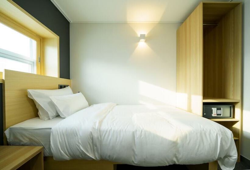 Ekonomy Hotel Myeongdong Central