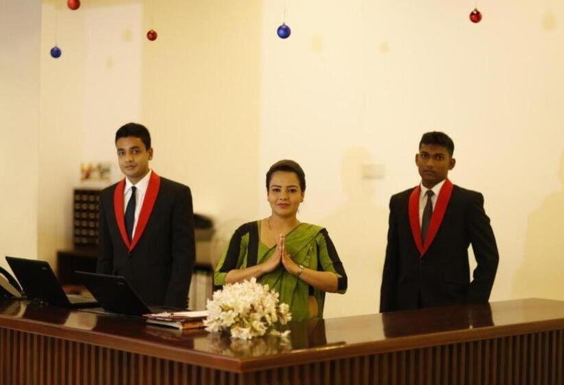 Fotos del hotel Royal Kandyan:  11