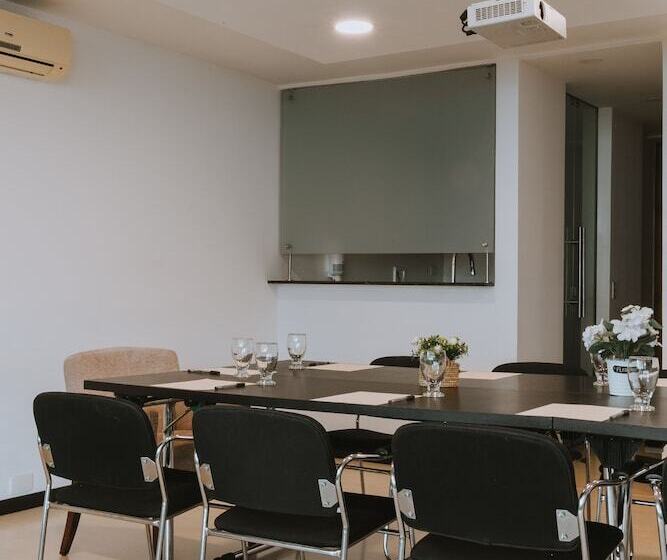 Fotos del hotel Travelers Orange Suites:  15