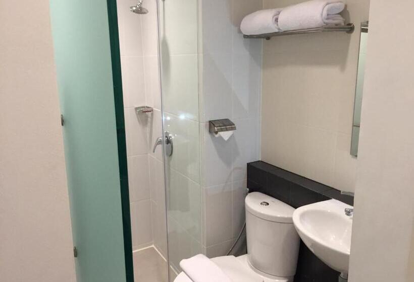 Fotos del hotel Whiz Prime Sudirman Makassar:  6