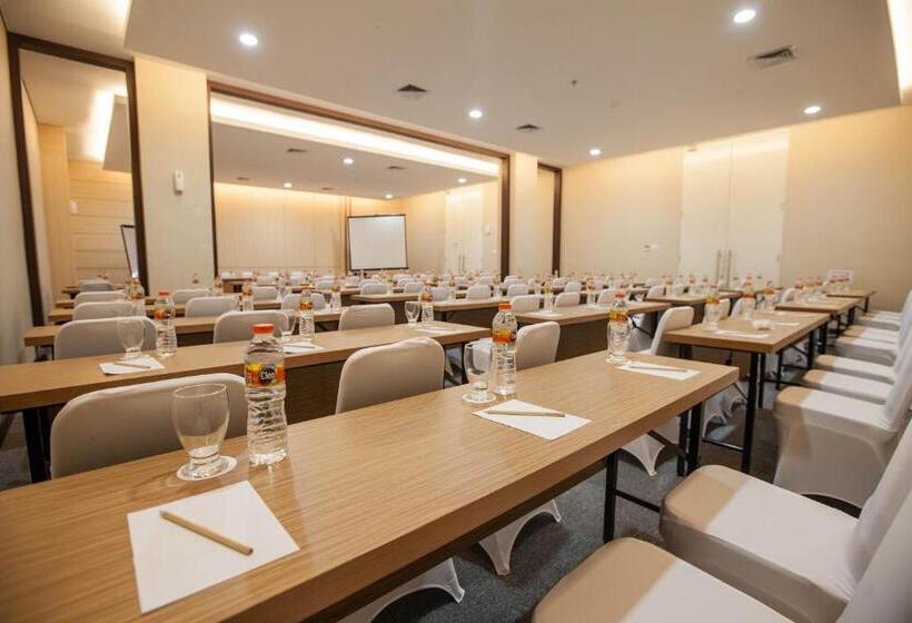 Fotos del hotel Whiz Prime Sudirman Makassar:  16