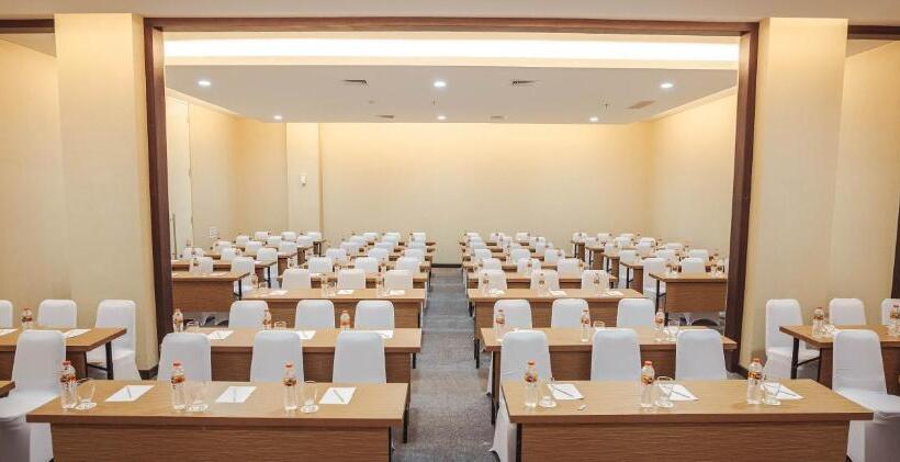 Fotos del hotel Whiz Prime Sudirman Makassar:  13