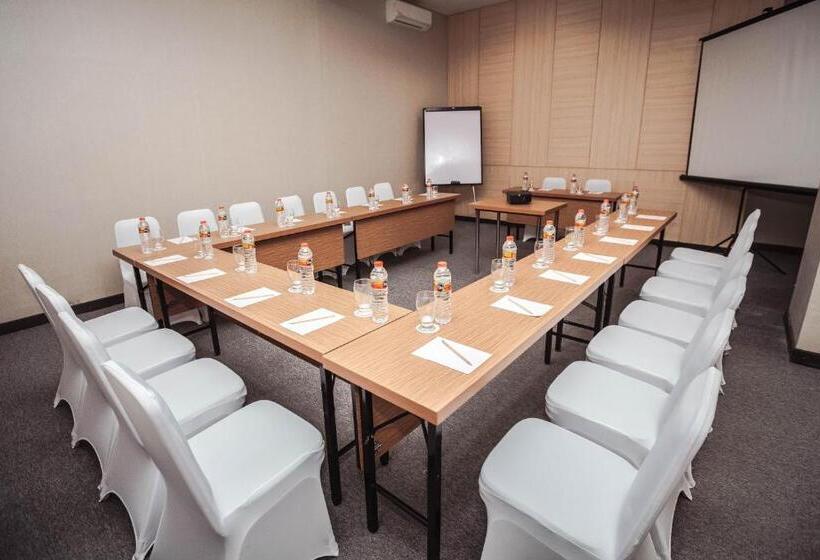 Fotos del hotel Whiz Prime Sudirman Makassar:  10