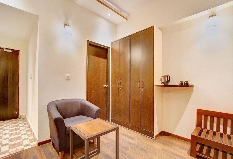 Fotos del hotel Capital O 13090 Astor:  11