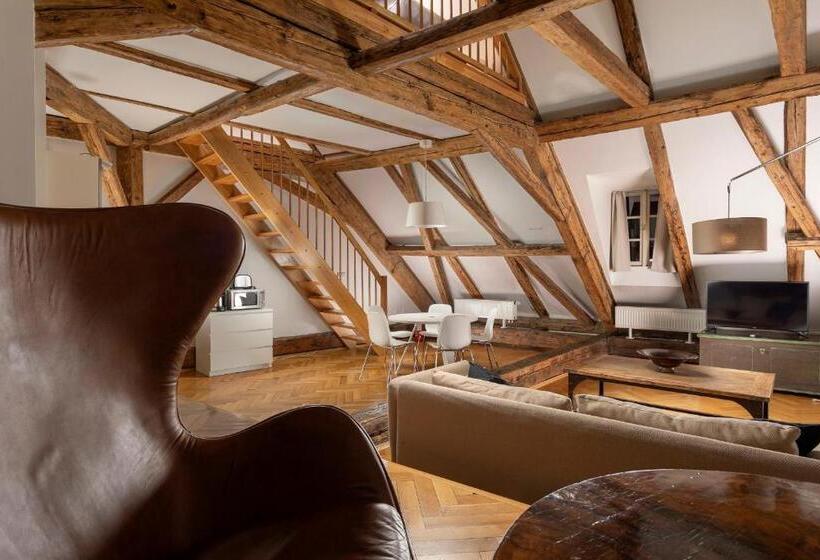 Three Golden Crowns Apartments