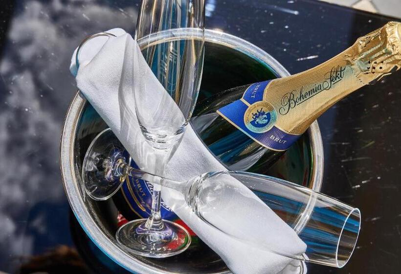 Fotos del hotel Three Golden Crowns Apartments:  6